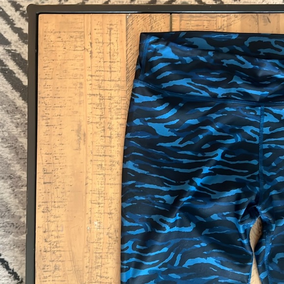 FABLETICS WOMEN'S Blue Camo Print Stretch Leggings - Picture 2 of 13